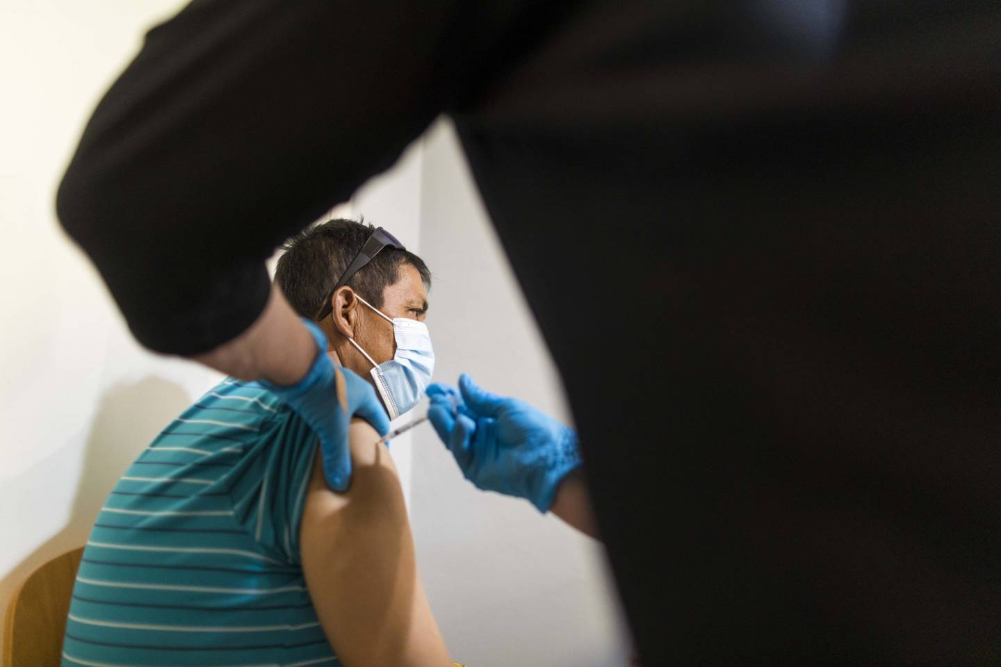 Una persona recibe una dosis de la vacuna contra el Covid-19 en Florida