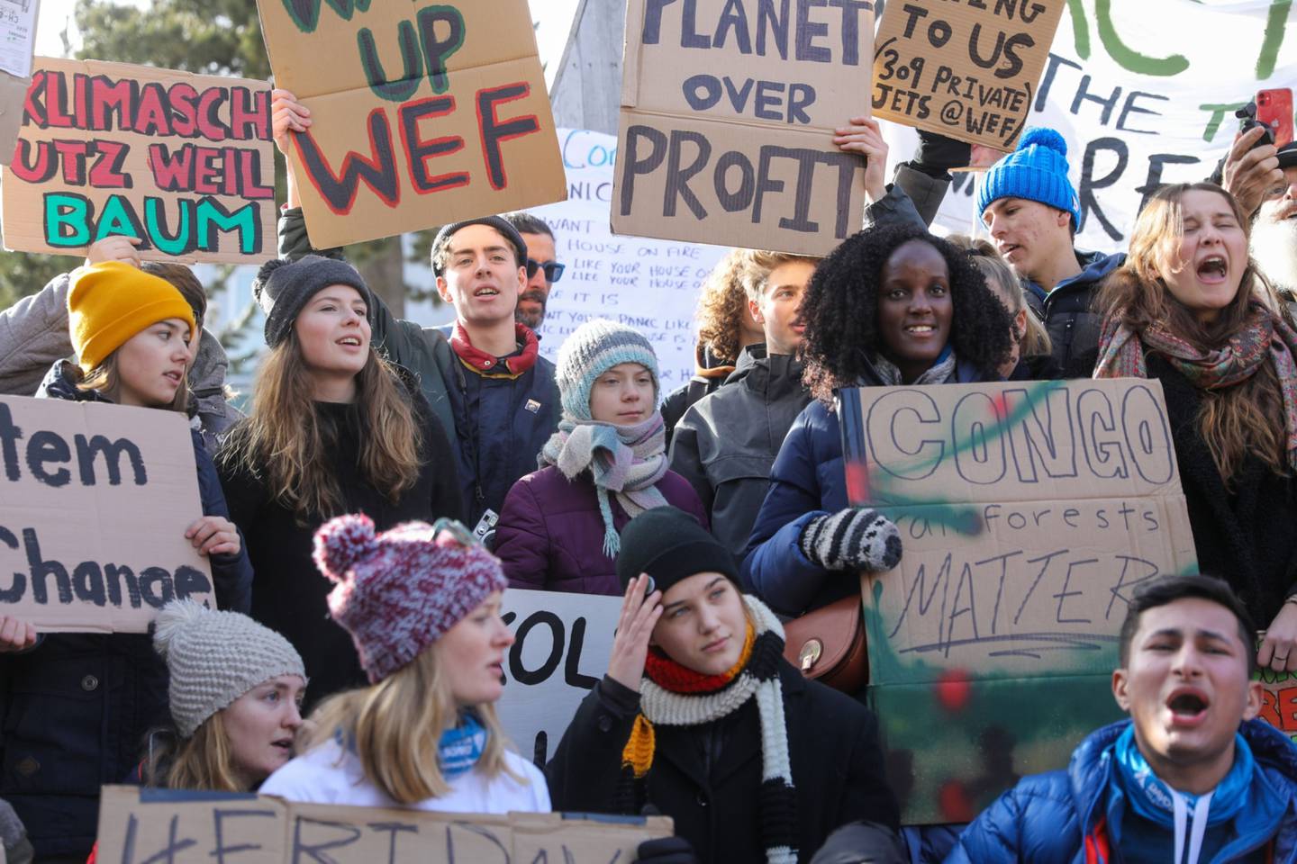 Las activistas climáticas Greta Thunberg, en el centro, Vanessa Nakate, en el centro a la derecha, Isabelle Axelsson, en el tercer lugar a la izquierda, y Luisa Neubauer, en el centro a la izquierda, sostienen pancartas mientras participan en una manifestación en la jornada de clausura del Foro Económico Mundial (FEM) en Davos, Suiza, el viernes 24 de enero de 2020.