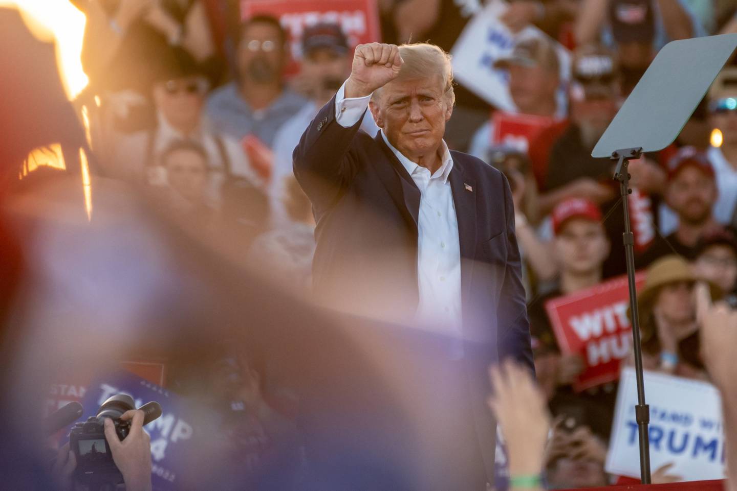El expresidente de EEUU Donald Trump sale del escenario tras hablar en un acto de campaña en Waco, Texas, EEUU, el sábado 25 de marzo de 2023.