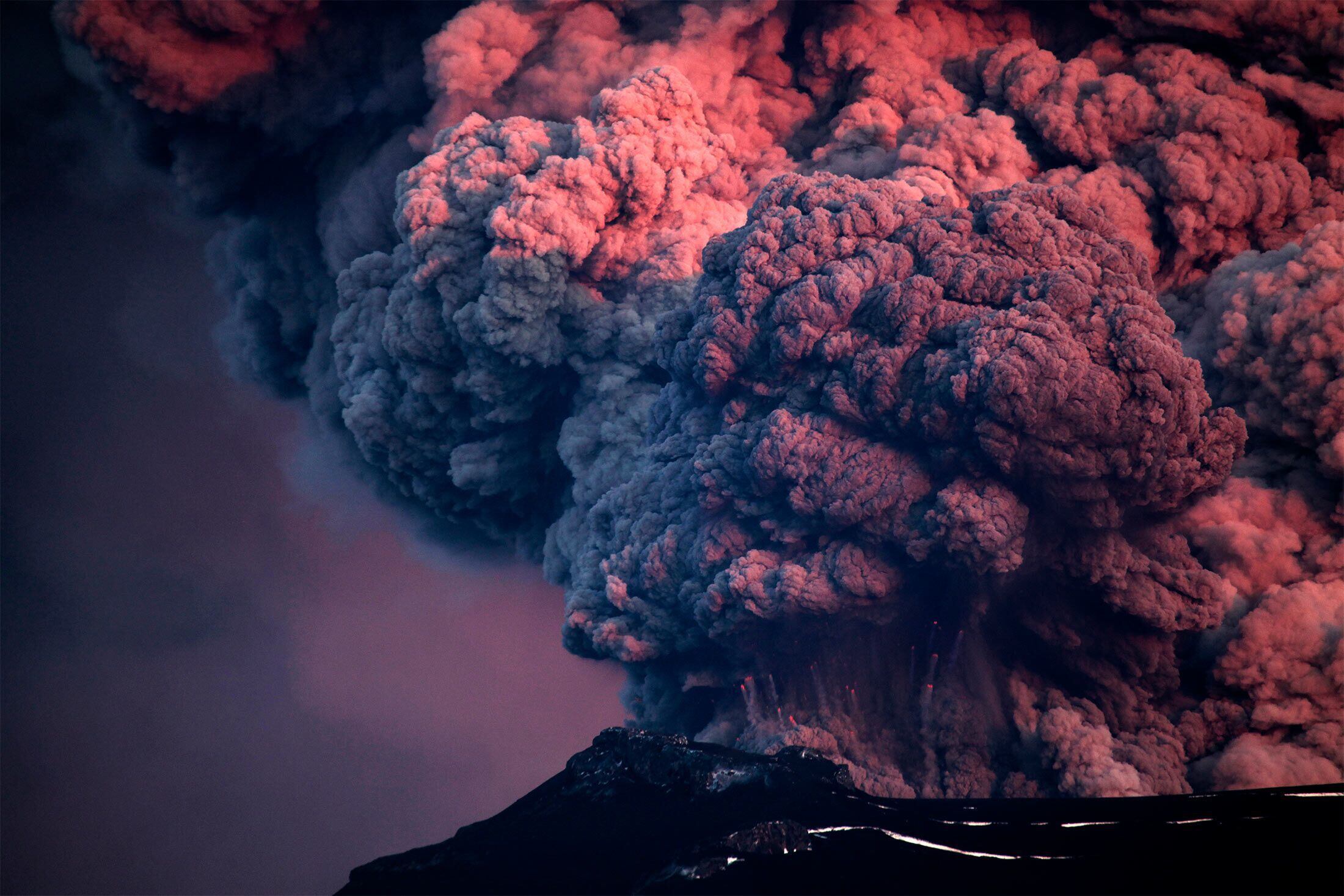 Volcán es Islandia hace erupción.