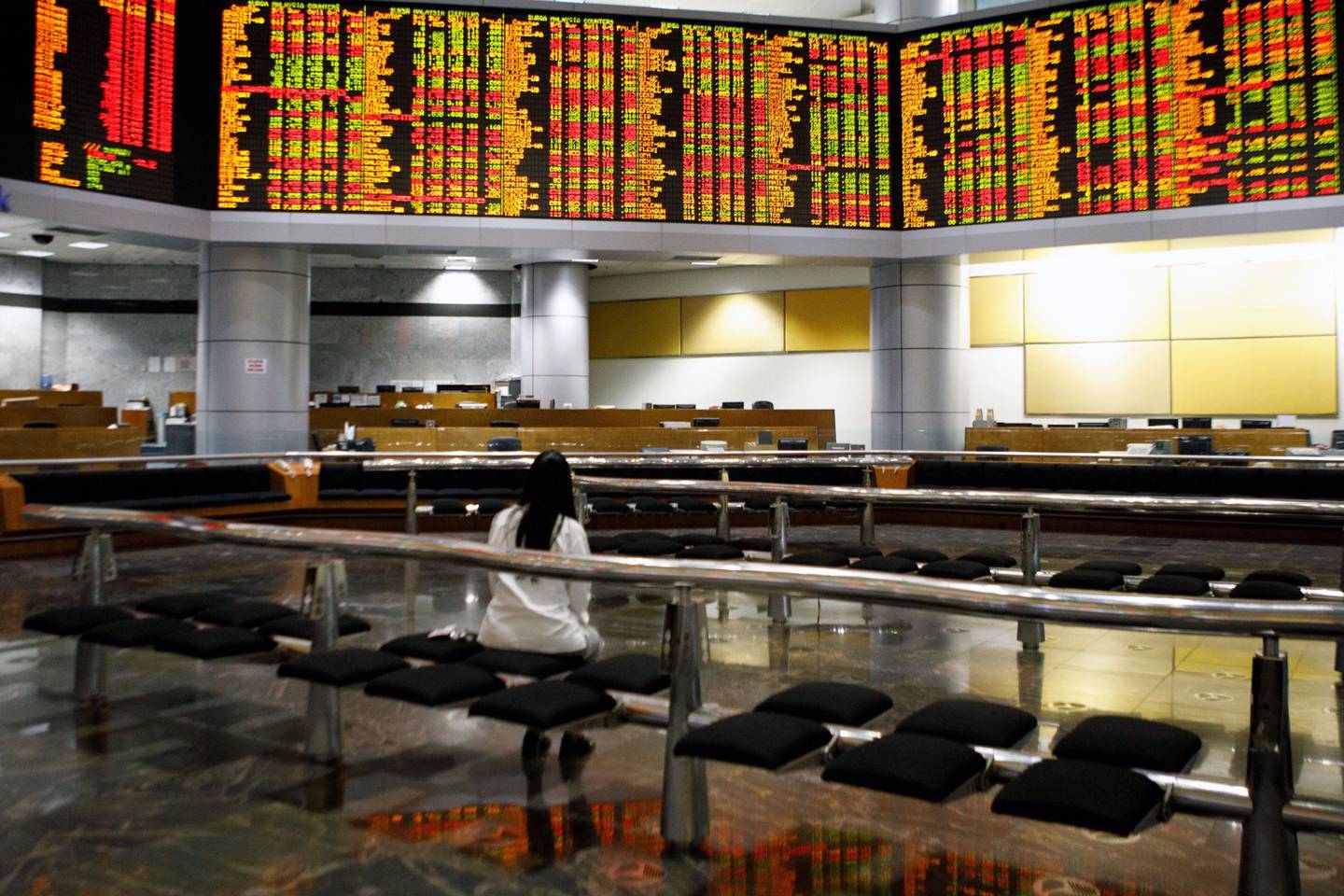 Una persona observa los precios de las acciones en la galería de negociación de la sede del RHB Investment Bank Bhd. en Kuala Lumpur, Malasia, el martes 11 de octubre de 2022. Fotógrafo: Samsul Said/Bloomberg