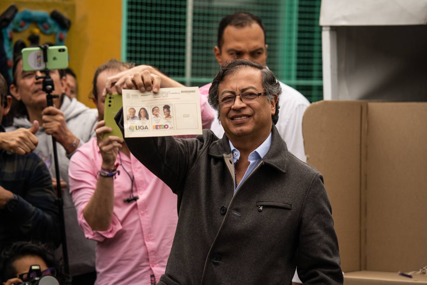 Gustavo Petro vota en Bogotá durante la segunda vuelta de las elecciones presidenciales.Fotógrafo: Andrés Cardona/Bloomberg