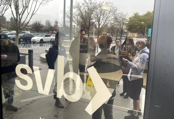 Filas ante la sede del Silicon Valley Bank en Santa Clara, California, el 10 de marzo.