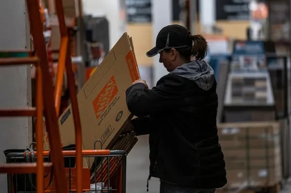 Un cliente carga tablas de madera de 2x4 en un carro dentro de una tienda de Home Depot en Livermore, California, Estados Unidos, el jueves 12 de mayo de 2022.