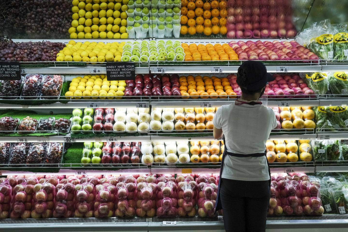 Un pasillo con frutas en un supermercado en las Filipinas.