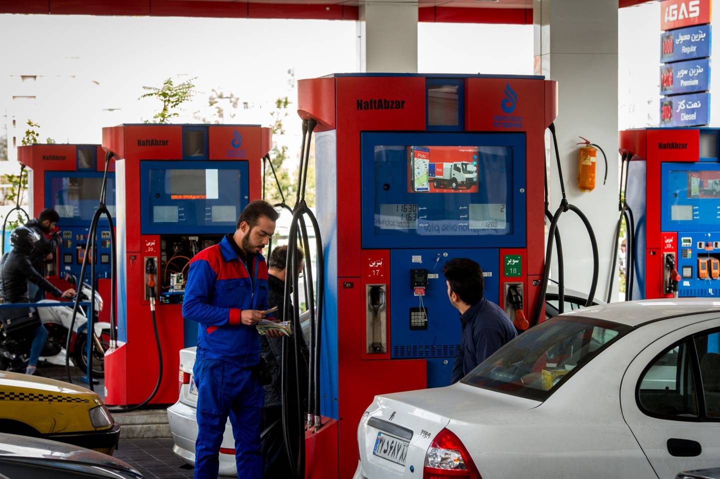 Un empleadoen una gasolinera de Petroayric en Teherán, Irán, el sábado 3 de noviembre de 2018.