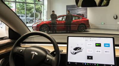 Tesla retira más de 80.000 autos en China por fallas de software y seguridaddfd