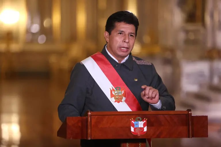 El presidente de Perú, Pedro Castillo, dio un mensaje a la nación cerca de la medianoche para decretar al día siguiente (5 de abril) la inamovilidad obligatoria en Lima y Callao todo el día.dfd