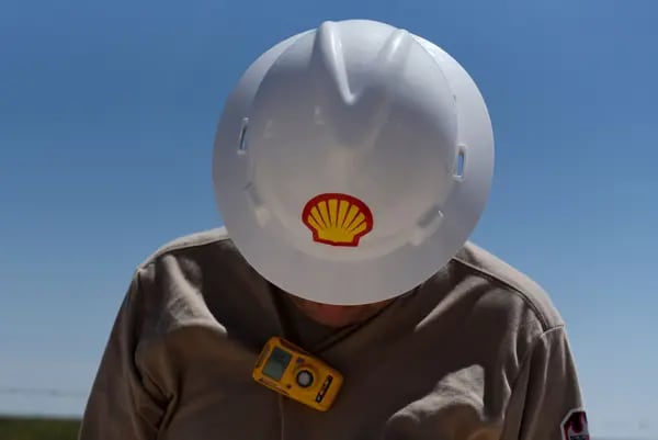 Un logotipo se muestra en el casco de un trabajador en las instalaciones de procesamiento de Royal Dutch Shell Plc en Loving, Texas, Estados Unidos, el viernes 24 de agosto de 2018.