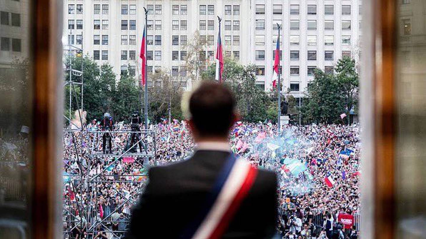 Gabriel Boric, presidente de Chile, ofrece su primer discurso después de su investidura, desde el Palacio de La Moneda, el 11 de marzo de 2022. Foto: Twitter de Gabriel Boric