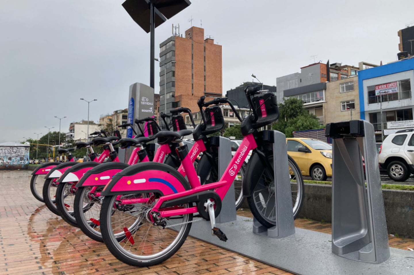 La Alcaldía de Bogotá informó que el sistema “cuenta con tarifas que se ajustan a las necesidades de los ciclistas, que incluyen desde viajes de menos de una hora hasta un plan anual”.