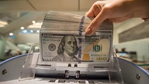 ¿Dólar blue en modo pánico en Argentina? Voló a $432 en el Microcentro porteñodfd