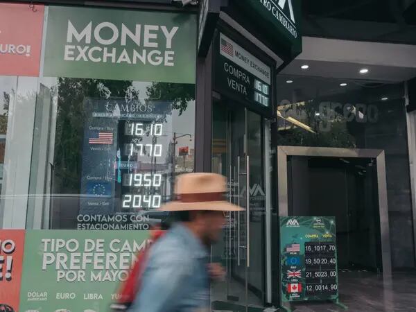 Precio del dólar hoy 17 de abril en México: El tipo de cambio vuelve al rango de los 17 pesos dfd