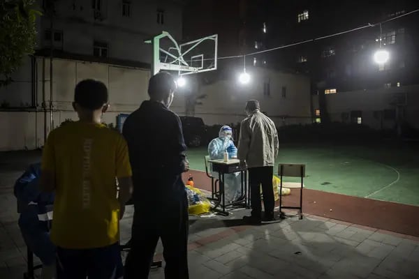 Los residentes se alinean para participar en una ronda de pruebas de Covid-19 en un barrio que se encuentra bajo llave en Shanghai, el 12 de abril. Fotógrafo: Qilai Shen/Bloomberg