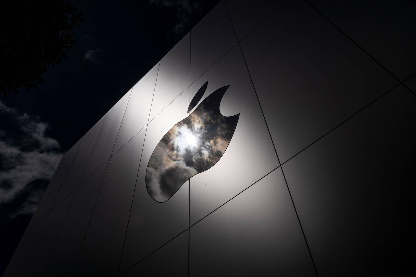 El Logo de Apple en la tienda  San Francisco, California, U.S., el lunes, 26 de abril, 2021. Apple Inc. Fotógrafo: David Paul Morris/Bloombergdfd
