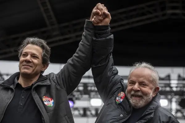 Luiz Inacio Lula da Silva con el candidato a dirigir la economía brasileña, Fernando Haddad.