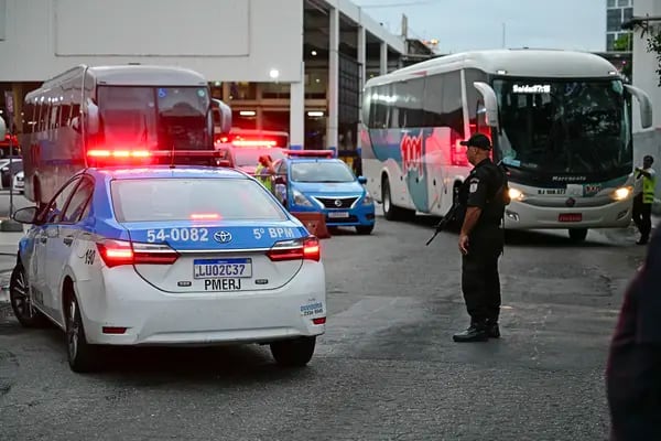 Agentes de policía montan guardia frente a la terminal de autobuses Novo Rio después de que un hombre armado tomara como rehenes a los pasajeros en Río de Janeiro, Brasil, el 12 de marzo de 2024.