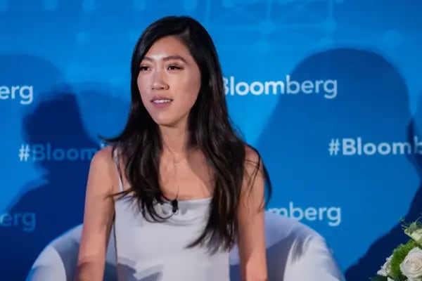 La artista de NFT, Emily Yang, conocida como pplpleasr, habla durante la Cumbre de criptomonedas de Bloomberg en Nueva York, EE.UU.