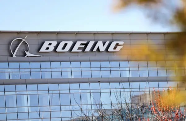 Logotipo da Boeing na fachada de um prédio