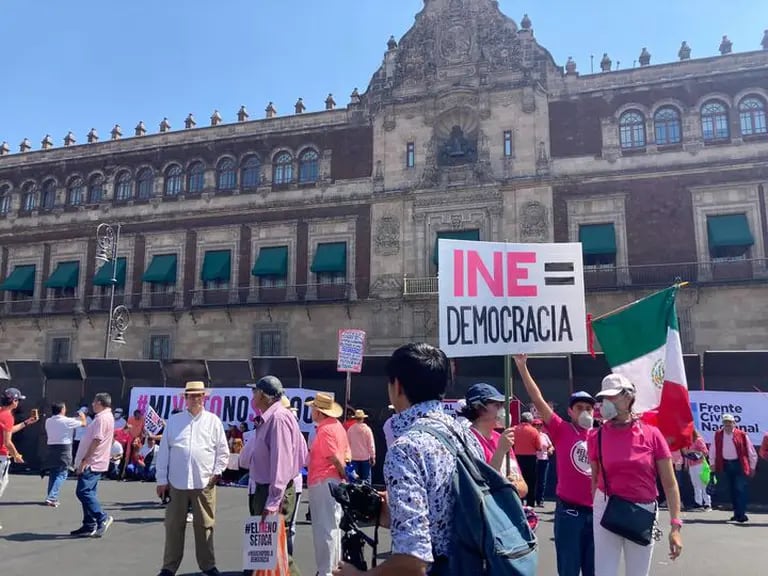 Manifestantes frente a las vallas que colocó el Gobierno de México en el Palacio Nacional, en el zócalo.dfd