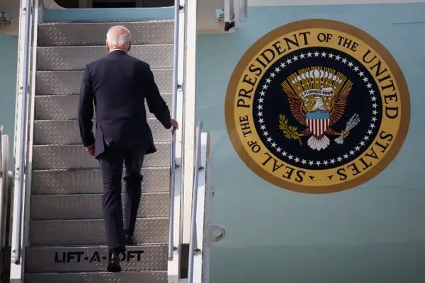 El presidente de EE.UU., Joe Biden, sube al avión presidencial