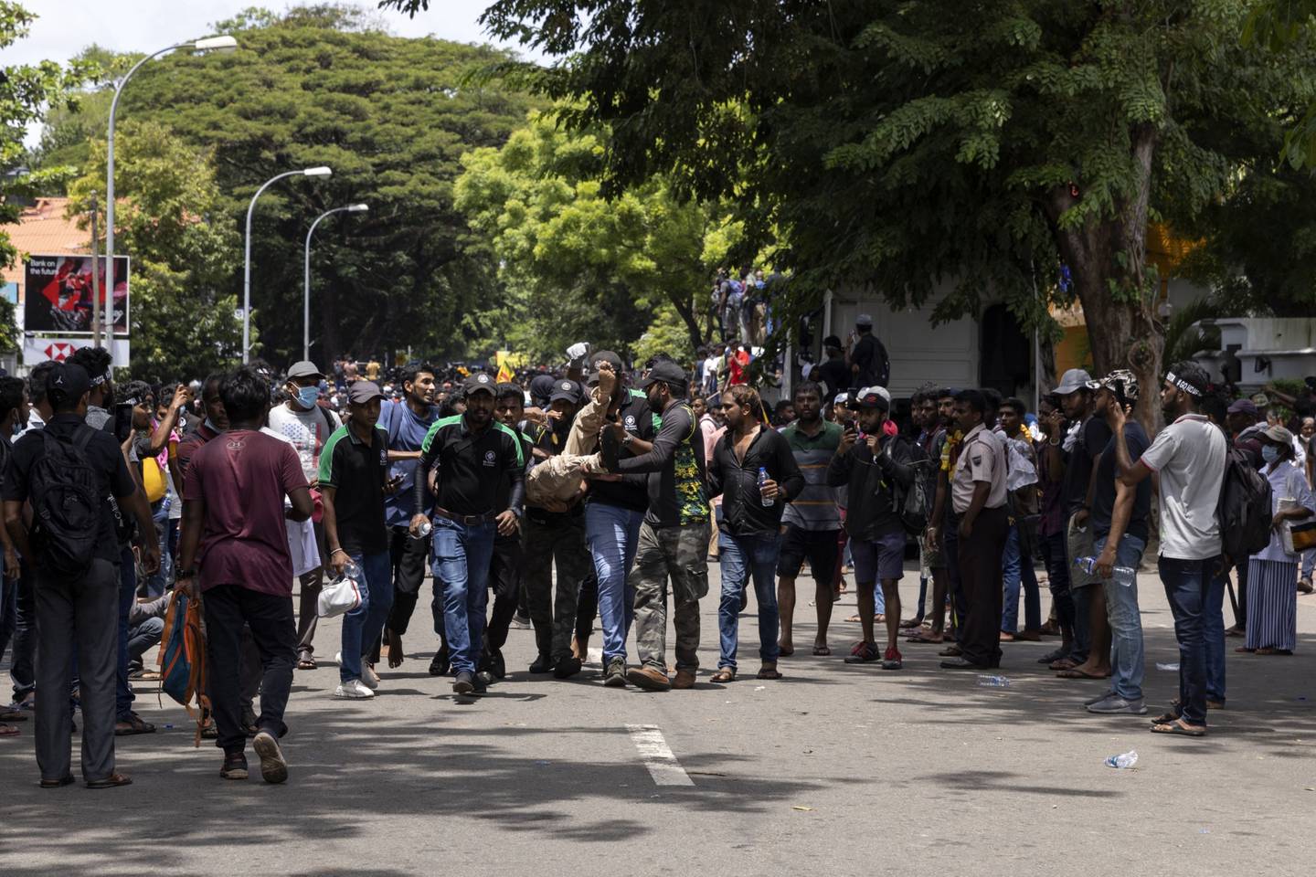 Manifestantes antigubernamentales cargan con un manifestante herido tras el uso de gas lacrimógeno frente a la oficina del primer ministro en Colombo, Sri Lanka, el miércoles 13 de julio de 2022. El estado de emergencia fue impuesto por el presidente en funciones, el primer ministro Ranil Wickremesinghe, mientras la policía se enfrenta a los manifestantes después de que el presidente Rajapaksa haya huido de la nación insular. El vacío de liderazgo puede retrasar las conversaciones de rescate con el FMI. Fotógrafo: Buddhika Weerasinghe/Bloomberg

dfd