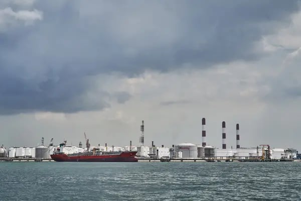 Vista de las refinerías de petróleo y los tanques de almacenamiento en la isla Jurong desde un barco frente a la costa de Singapur, el martes 25 de mayo de 2020.