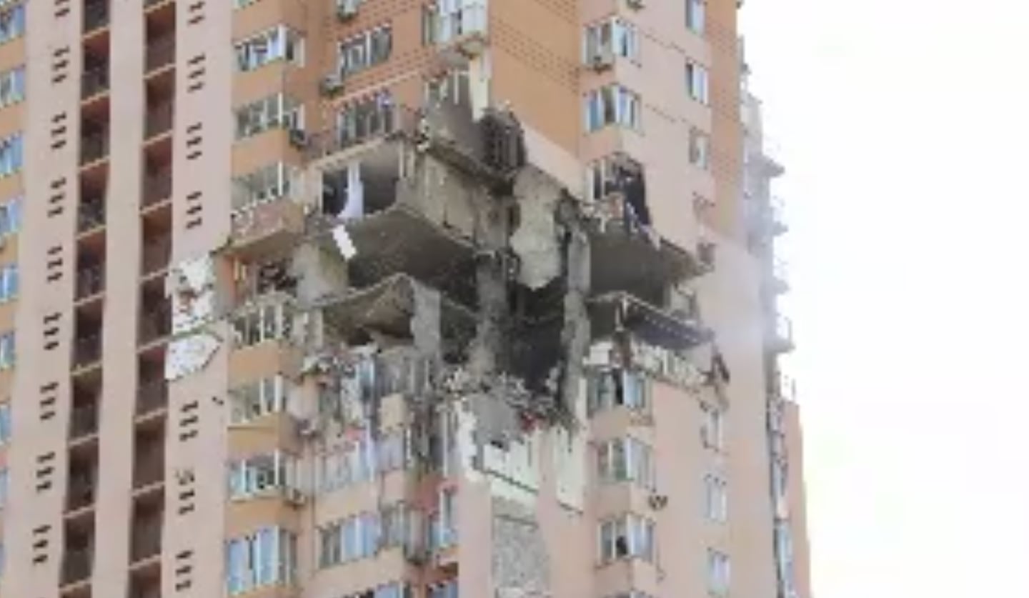 Prédio destruído por míssel em Kiev