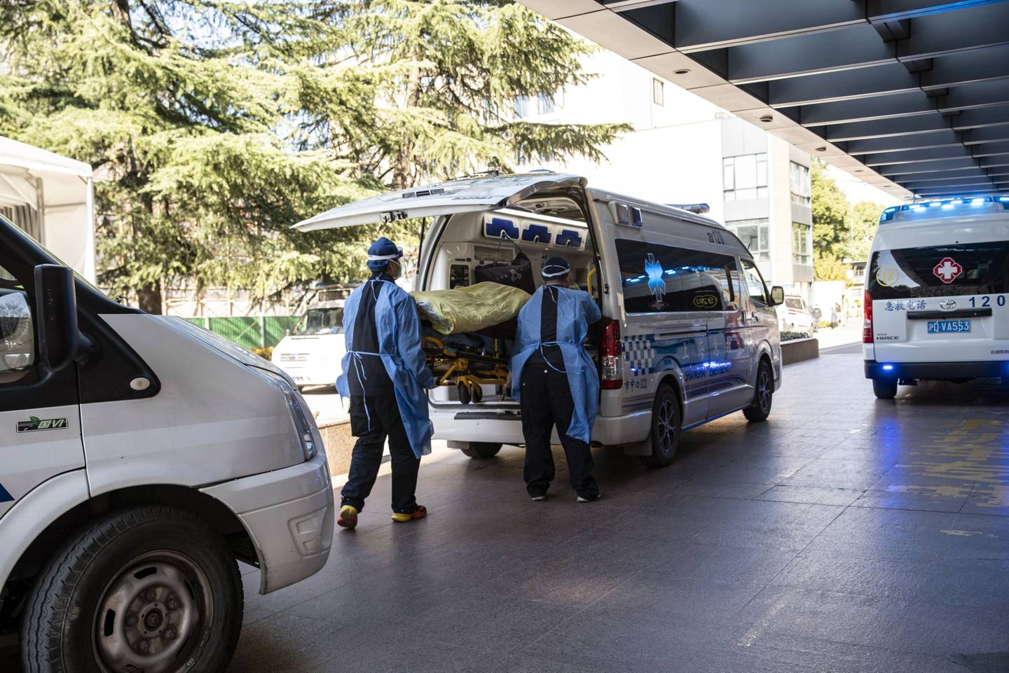 Trabajadores sanitarios transportan a un paciente a la sala de urgencias de un hospital de Shanghai el 23 de diciembre.