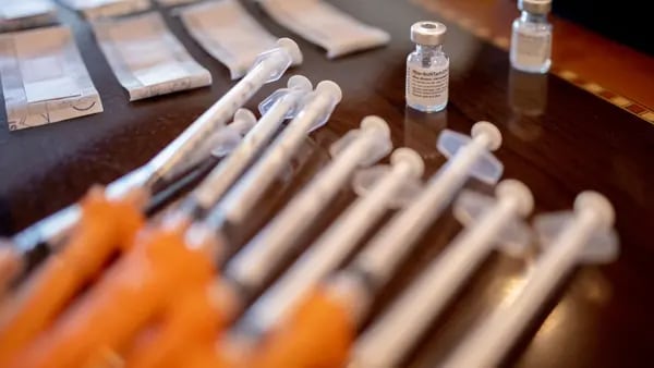 EE.UU. autoriza segundo refuerzo de vacuna contra Covid-19 a mayores de 50 añosdfd