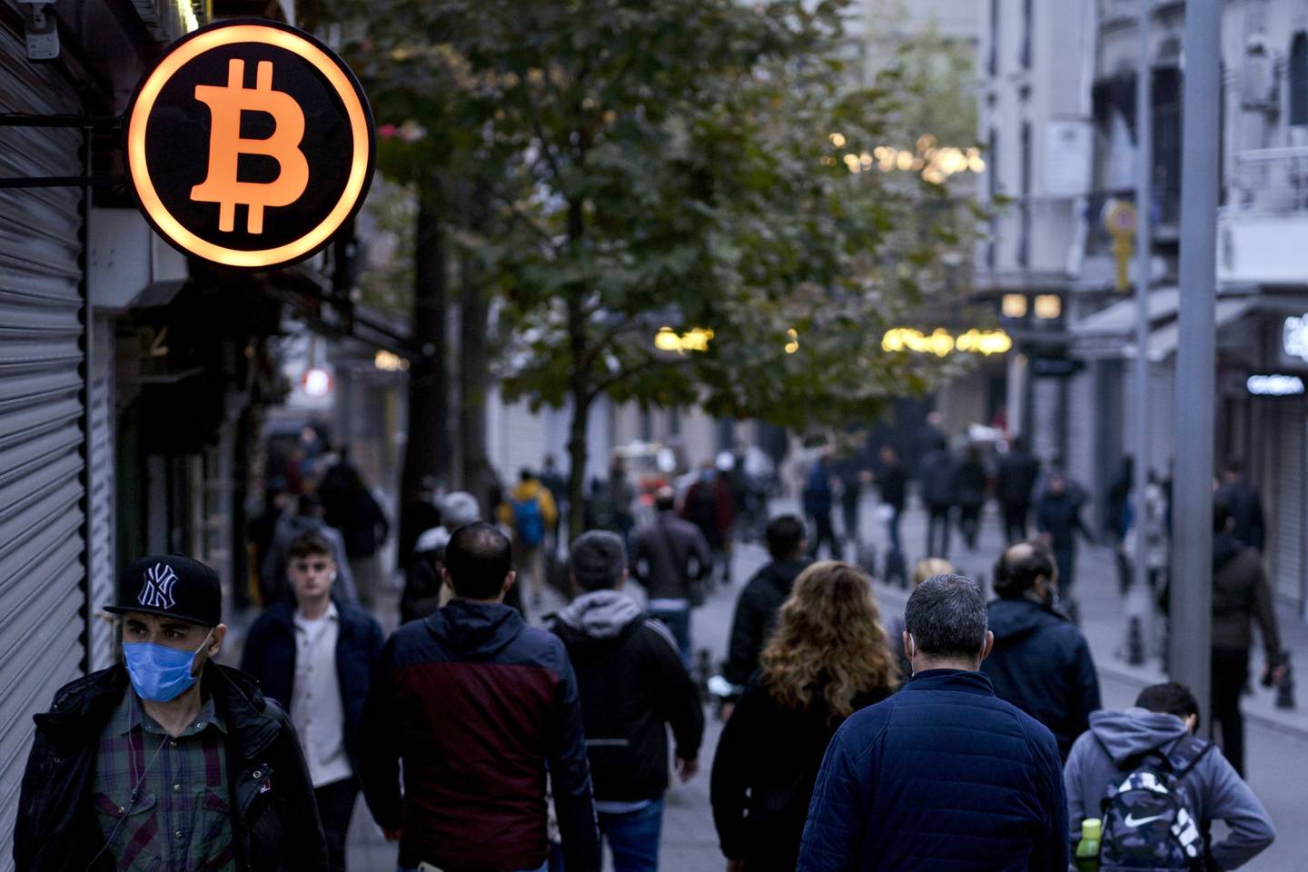 Bitcoin cai mais 50% e amplia perdas do mercado de criptomoedas