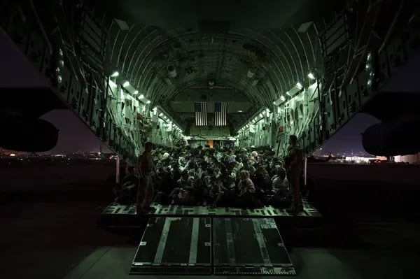En esta imagen proporcionado por la Fuerza Aérea de los EE.UU., una tripulación aérea asignada al 816º Escuadrón de Transporte Aéreo Expedicionario ayuda a los evacuados a bordo de un avión C-17 Globemaster III en apoyo de la evacuación de Afganistán en el Aeropuerto Internacional Hamid Karzai el 21 de agosto de 2021 en Kabul, Afganistán.