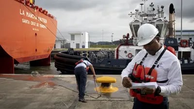 Un miembro de la tripulación atraca el buque tanque La Mancha Knutsen en un puerto del Canal de Panamá en Ciudad de Panamá.