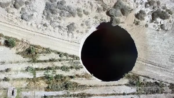 Enorme agujero al norte de Chile: investigan si se originó por la mineríadfd
