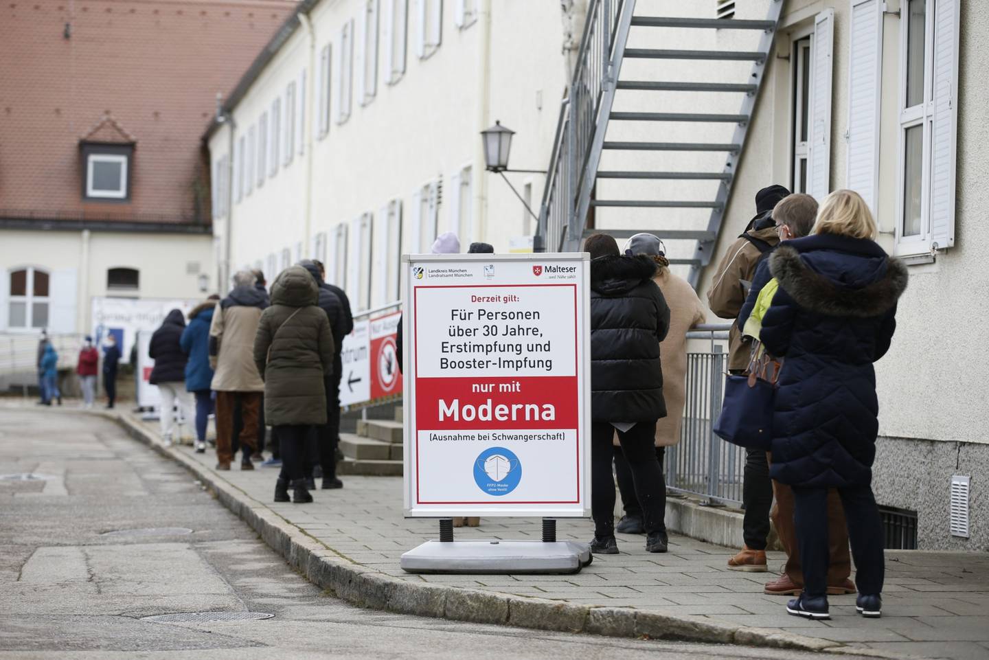 Visitantes esperan para recibir las vacunas Covid-19 en un centro de vacunación de Múnich, Alemania, el 2 de diciembre.