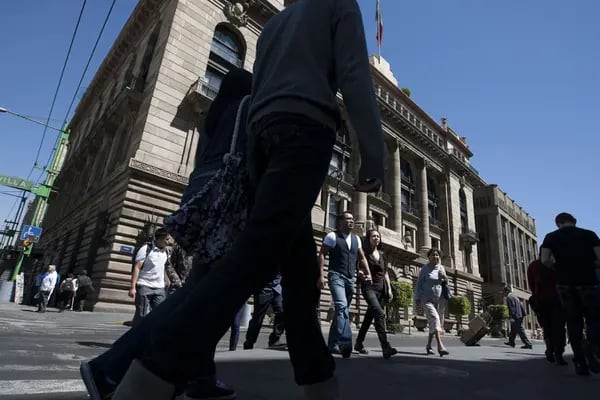 Analistas ven más probable que Banxico suba la tasa de interés a 6% ante la persistencia de la inflación subyacente