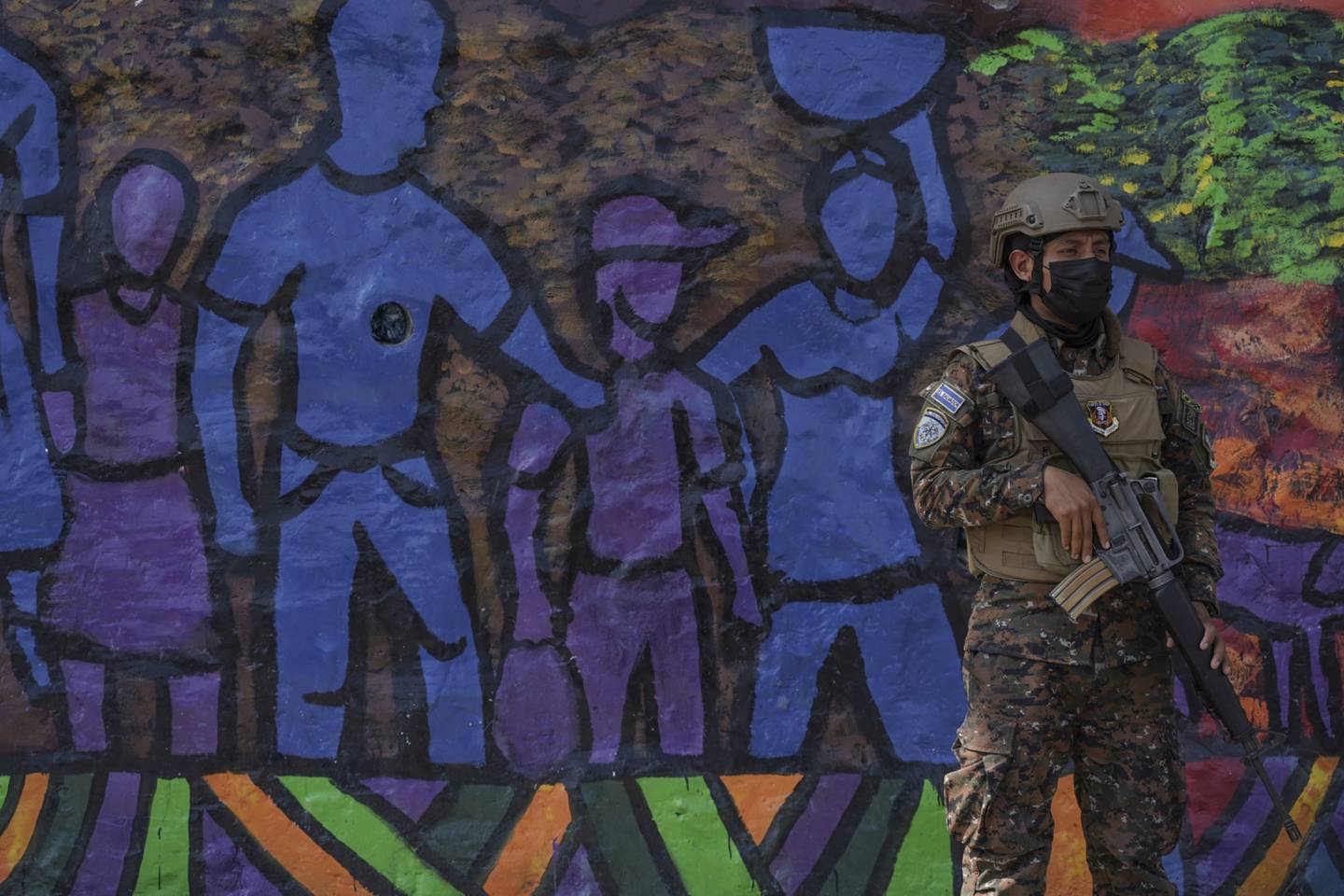 Un militar vigila un punto de control en la comunidad 22 de Abril en San Salvador.