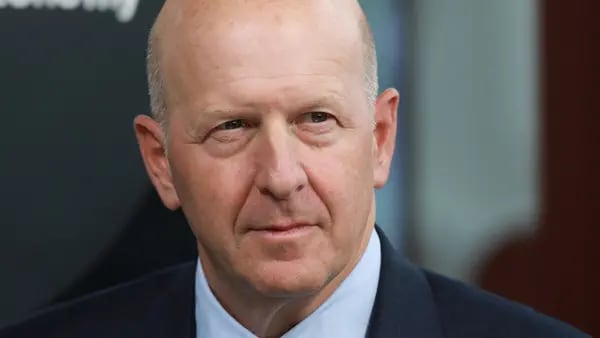 CEO de Goldman advierte sobre sueldos y recortes de empleo ante panorama inciertodfd
