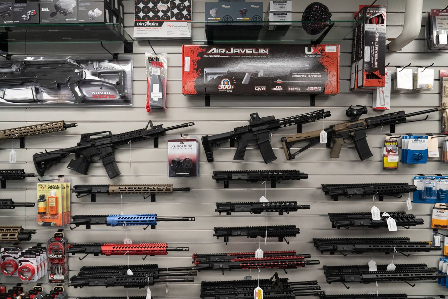 Governador da Califórnia, Gavin Newsom, quer encaminhar projeto de lei estadual para proibir a fabricação e venda de rifles de assalto no Estado