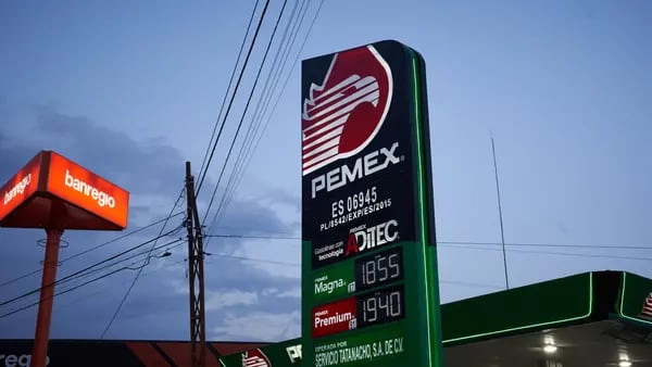 Pemex quiere parar la hemorragia en su negocio gasolinero: ofrece ayuda con permisosdfd