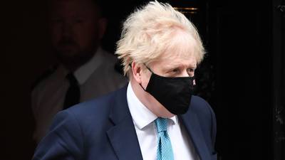 Boris Johnson se recusa a deixar o cargo enquanto aguarda investigaçãodfd