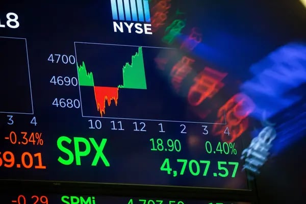 Un monitor muestra datos del mercado S&P 500 durante la oferta pública inicial (OPI) de Sweetgreen frente a la Bolsa de Nueva York (NYSE) en Nueva York, Estados Unidos.