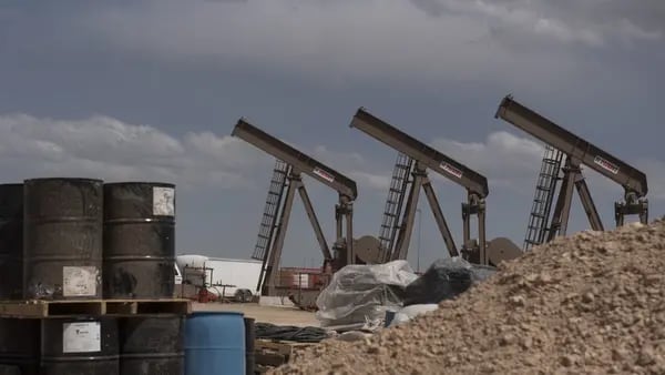 Petróleo se dispara 8% tras sorpresivo recorte de producción de la OPEP+dfd