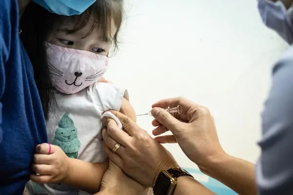 Colombia exigirá carné de vacunación a menores de edad desde este martes.