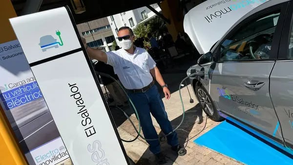 AES El Salvador tiene un plan para incrementar sus puntos de carga de automóviles eléctricos a 30 en 2022. Foto cortesía de AES El Salvador