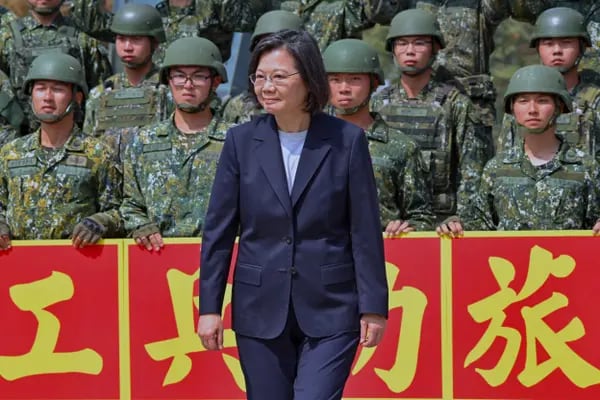 Tsai Ing-wen visita a las tropas de ingenieros de combate en el condado de Chiayi, Taiwán, el 25 de marzo. Fotógrafo: Sam Yeh/AFP/Getty Images