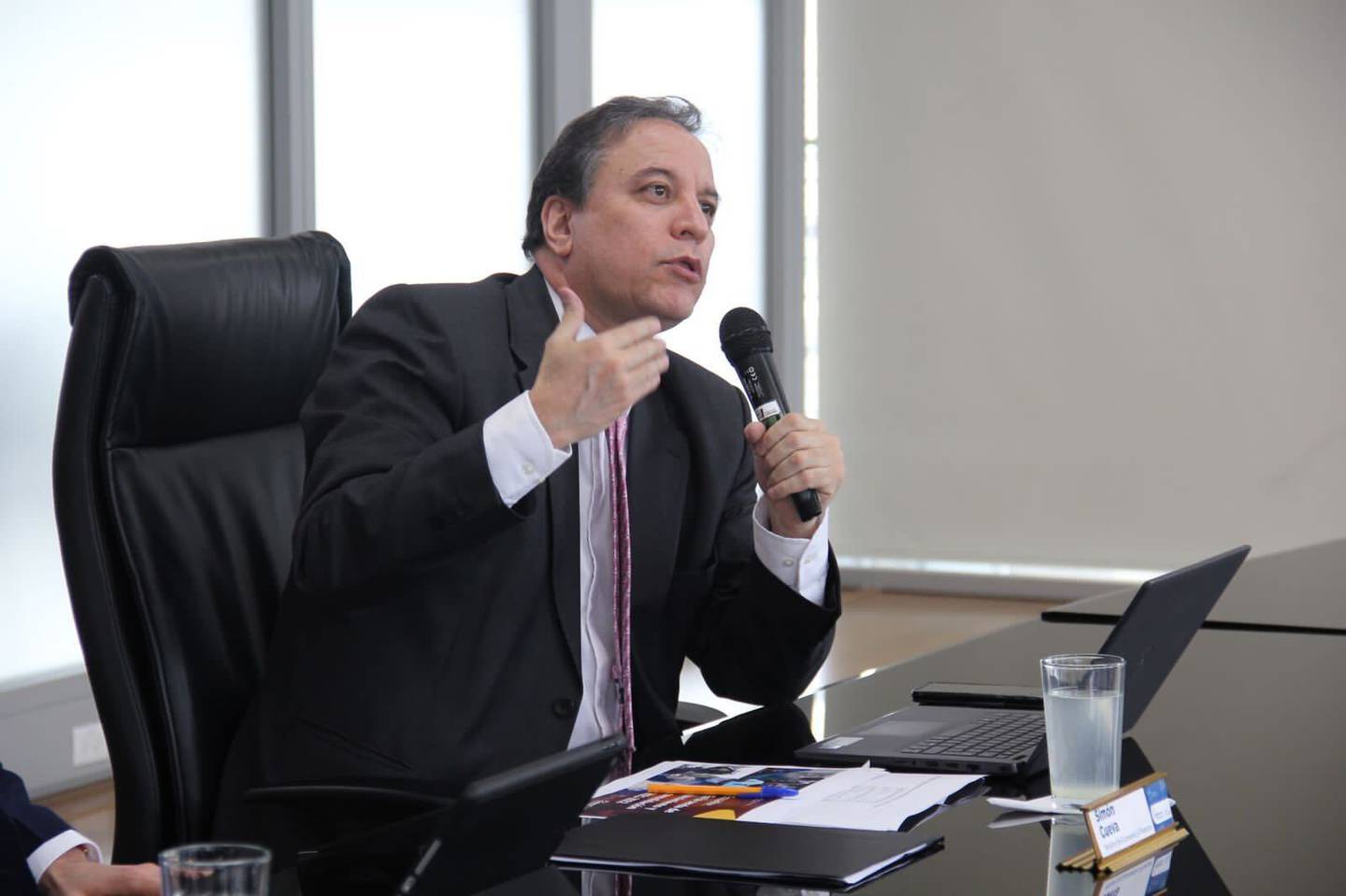 El ministro de Finanzas de Ecuador, Simón Cueva