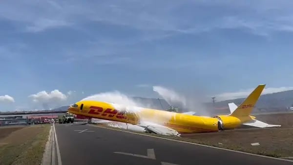 Avión de carga DHL se parte en dos tras aterrizaje de emergencia en Costa Ricadfd