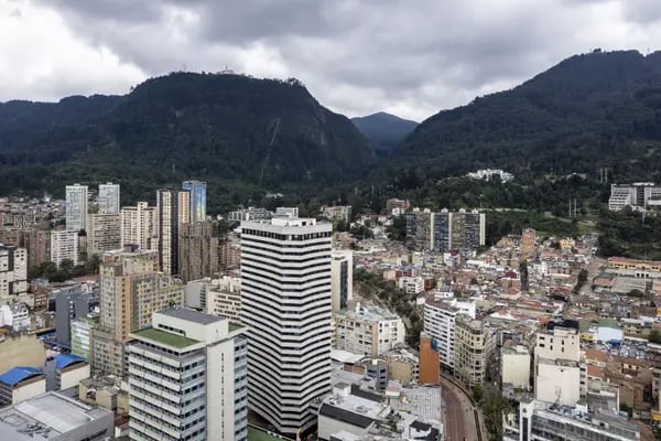 Edificios en el centro de Bogotá, Colombia, el jueves 30 de marzo de 2023. Se espera que el Banco Central de Colombia publique la decisión sobre los tipos de interés, y los economistas esperan un aumento de los costes de endeudamiento. Fotógrafa: Nathalia Angarita/Bloomberg