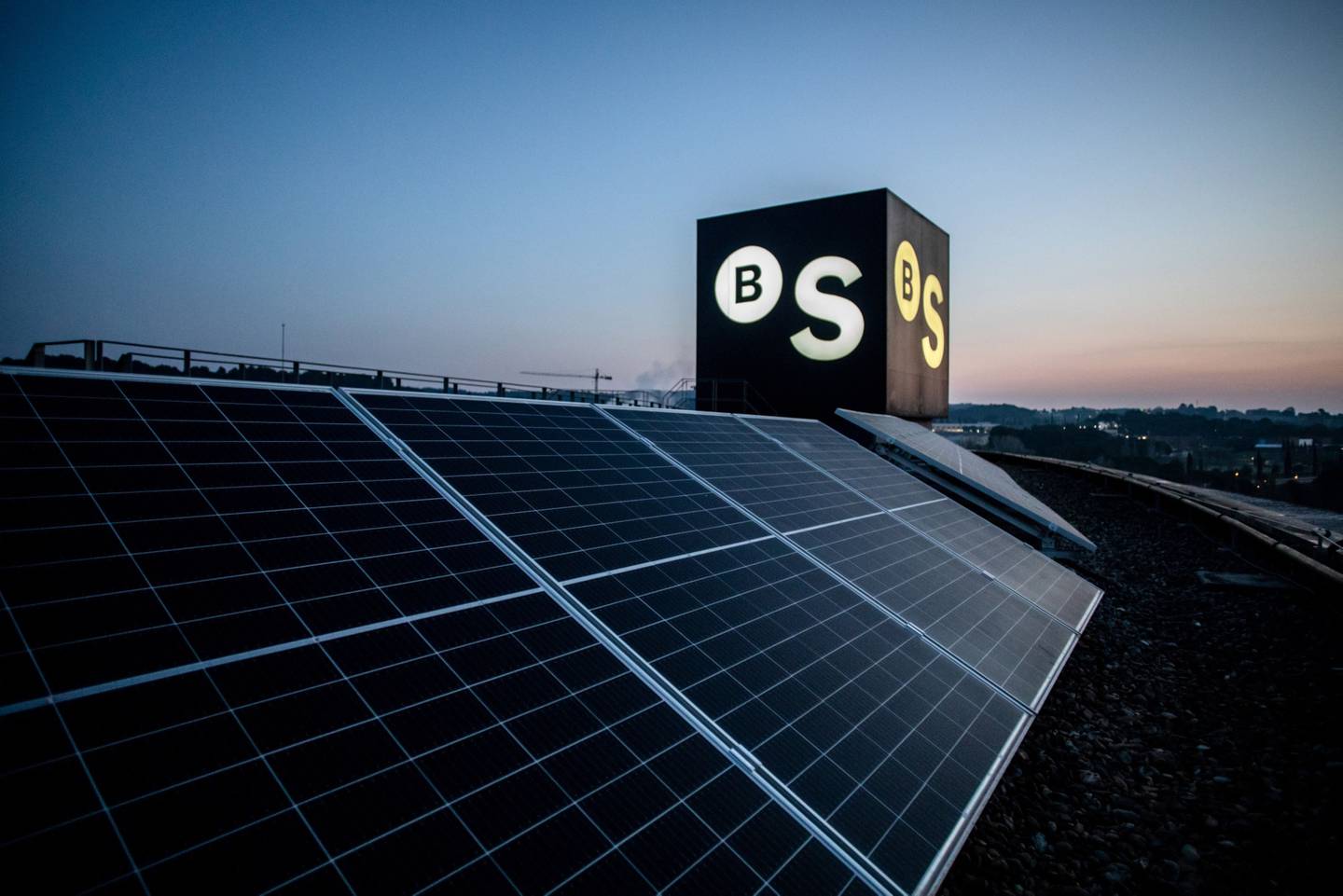 Paneles fotovoltaicos instalados por Sud Energies Renovables SL en el tejado de la sede del Banco de Sabadell SA en Sant Cugat del Vallés, España, el miércoles 10 de marzo de 2021.